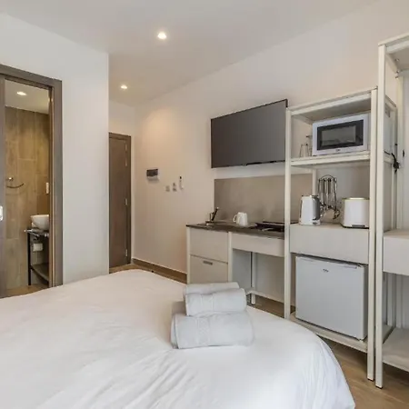 33 With A Double Bed & Kitchenette At The New Olo Living Affittacamere *
